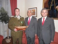 Alcalde entrega saludo a Carabineros