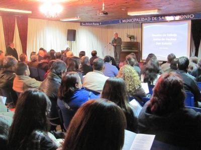 Municipio se re&uacute;ne con dirigentes de la comuna e invita a trabajar en conjunto por el avance de San Antonio