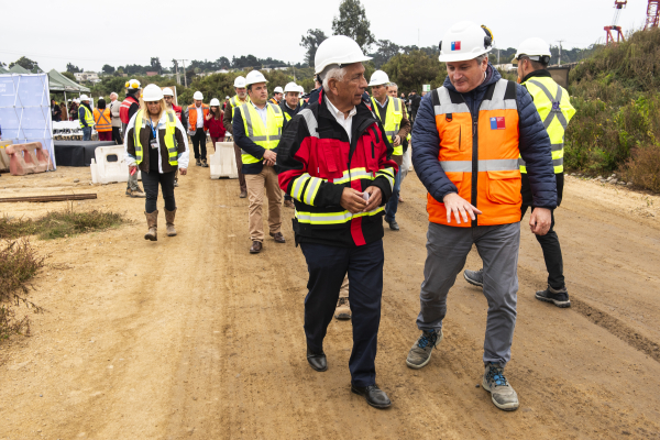 Autoridades visitan la obra del puente Lo Gallardo que conecta a San Antonio y Santo Domingo