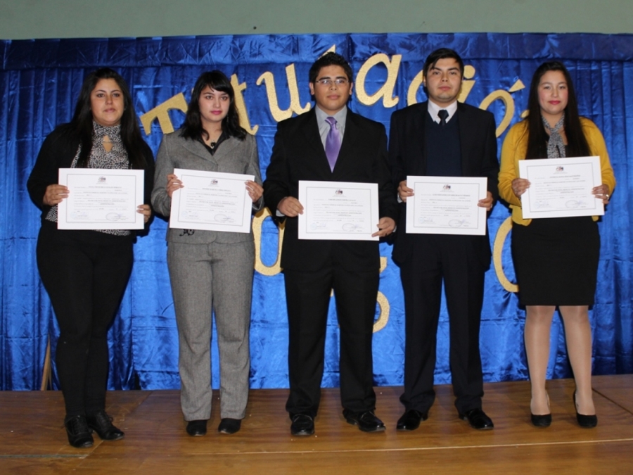 Ex alumnos del Instituto Comercial recibieron sus t&iacute;tulos t&eacute;cnicos  para insertarse en el mundo laboral